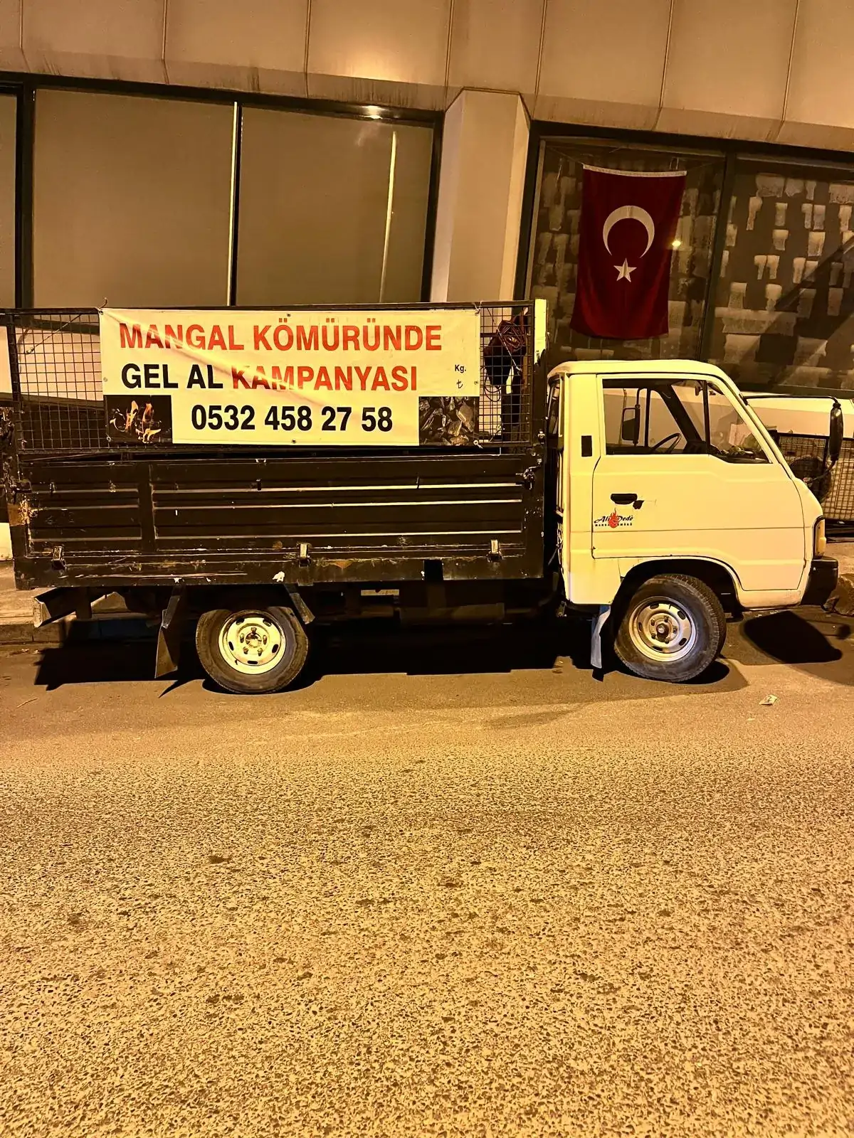 Tüm Türkiye'ye toptan ve perakende mangal kömürü sevkiyatı yapan Arslan Kömür aracı