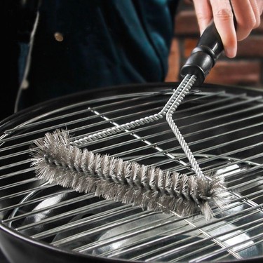 Profesyonel mangal temizleme fırçası ile barbekü ızgara temizliği